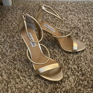 NEVER WORN STEVE MADDEN GOLD HEELS